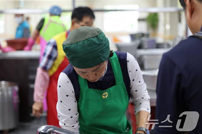 사직동 부녀회장 신명희 씨(67·여)는 개미꽃동산 사랑의식당 30년차 봉사자다. 사진은 설거지하고 있는 신 씨의 모습. ⓒ News1 박지현 기자