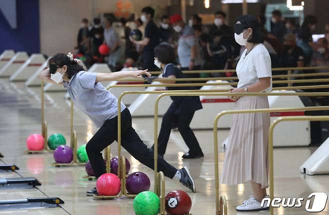 경기 수원시 장안구 킹핀볼링장에서 열린 '2022년 제6회 경기도 시각장애인 볼링대회' 전맹부에 참가한 선수들이 실력을 겨루고 있다. 2022.7.7/뉴스1 ⓒ News1 김영운 기자