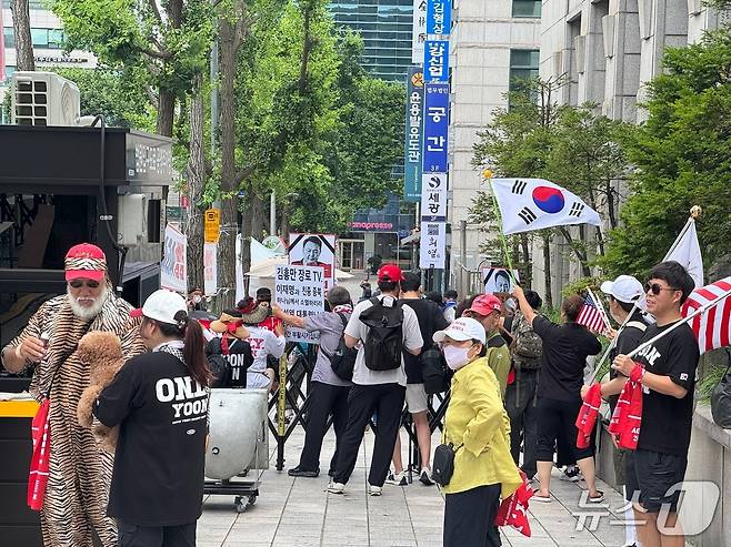 5일 서울 서초구 서울고검 일대의 윤석열 전 대통령 지지자들. 2025.7.5/뉴스1 ⓒ News1 권준언 기자