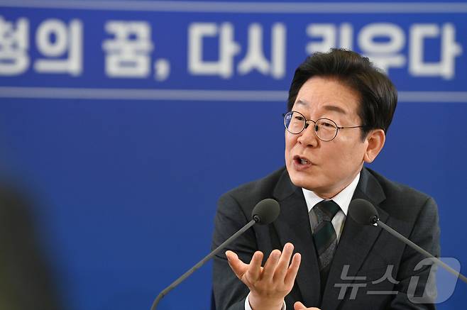 이재명 대통령이 4일 대전컨벤션센터에서 타운홀 미팅 형식으로 열린 '국민소통 행보 2탄, 충청의 마음을 듣다'에서 발언하고 있다.(대전충남사진공동취재단). 2025.7.4/뉴스1