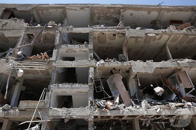 이란의 공격으로 이스라엘 텔아비브에 있는 건물이 타격을 입었다. 2025.6.22 ⓒ 로이터=뉴스1 ⓒ News1 김경민 기자