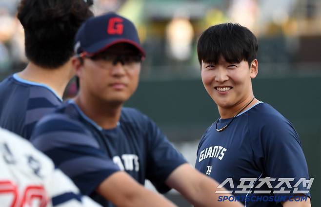 마무리 김원중 엉뚱한 행동에 빵 터진 최준용.