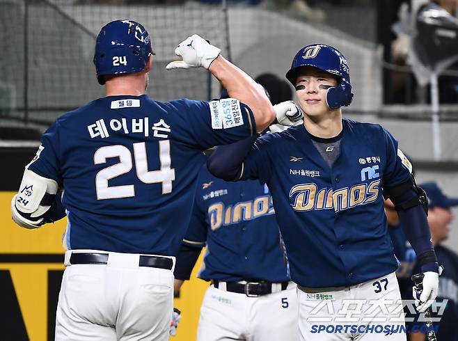 2일 대전 한화생명볼파크에서 열린 NC-한화전. 7회초 1사 데이비슨이 솔로포를 친 후 박건우의 축하를 받고 있다. 대전=정재근 기자 cjg@sportschosun.com/2025.7.2/