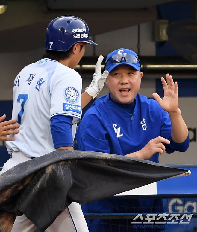 전날 마지막 타석 만루포 이어 다음날 첫 타석 솔로포를 연이어 터뜨린 이재현 타격에 박진만 감독은 입을 다물지 못했다.