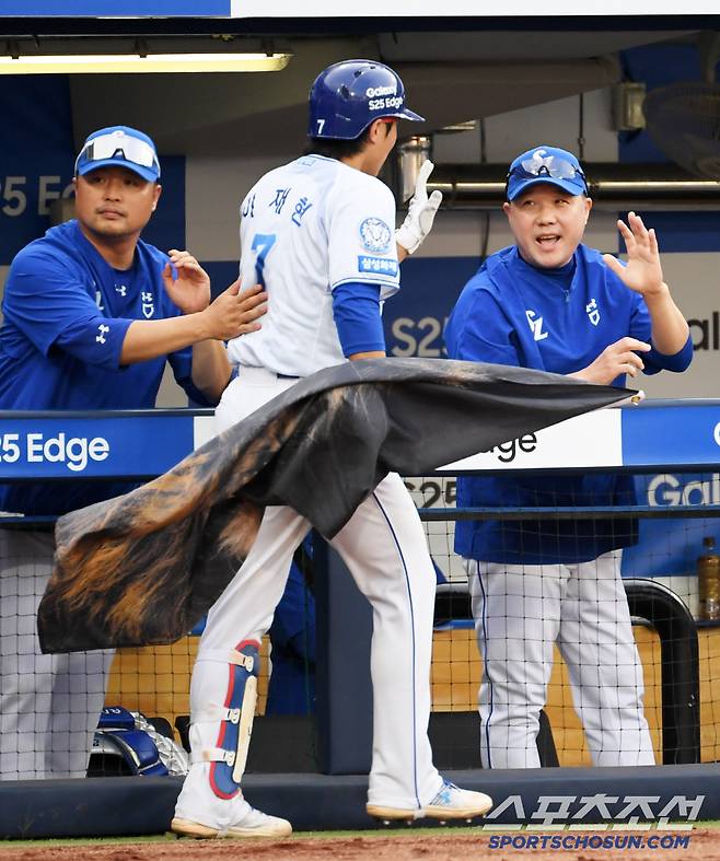 박진만 감독을 웃게 만든 이재현의 연이틀 홈런포.