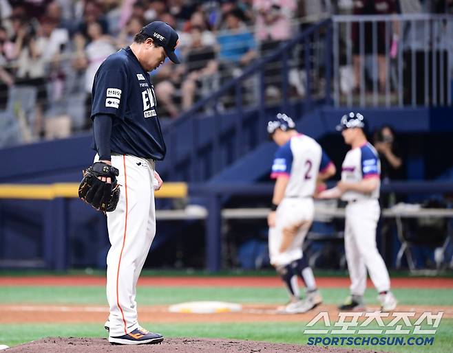 5일 서울 고척돔에서 열린 KBO리그 키움과 한화의 경기. 5회말 2사 만루. 이주형에게 밀어내기 볼넷을 허용한 류현진. 고척=송정헌 기자songs@sportschosun.com/2025.07.05/