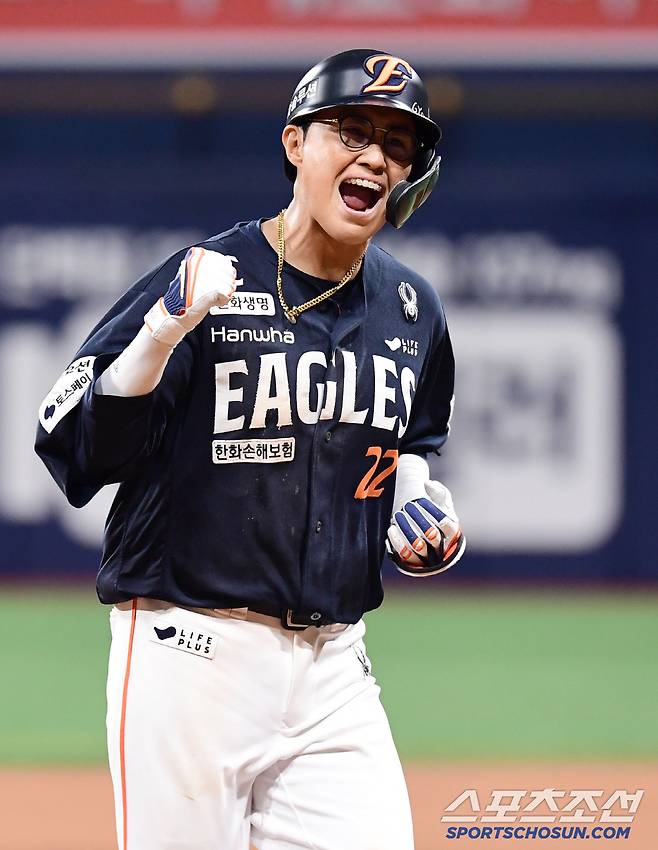 5일 서울 고척돔에서 열린 KBO리그 키움과 한화의 경기. 8회초 한화 채은성이 역전 투런포를 날렸다. 그라운드를 돌며 환호하고 있는 채은성. 고척=송정헌 기자songs@sportschosun.com/2025.07.05/