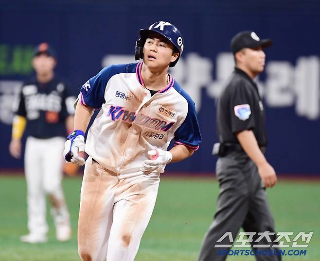 5일 서울 고척돔에서 열린 KBO리그 키움과 한화의 경기. 8회말 키움 어준서가 동점 솔로홈런을 날렸다. 그라운드를 돌고 있는 어준서. 고척=송정헌 기자songs@sportschosun.com/2025.07.05/