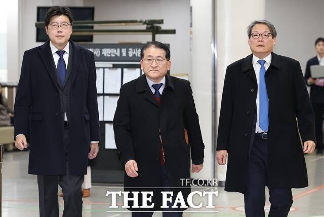 조국혁신당 이규원(왼쪽부터) 전략위원장, 차규근 의원, 이광철 당무감사위원장은 2일 국회에서 기자회견을 열고 이재명 대통령을 향해 검찰 고위직 인사를 재고해달라고 요청했다. /뉴시스