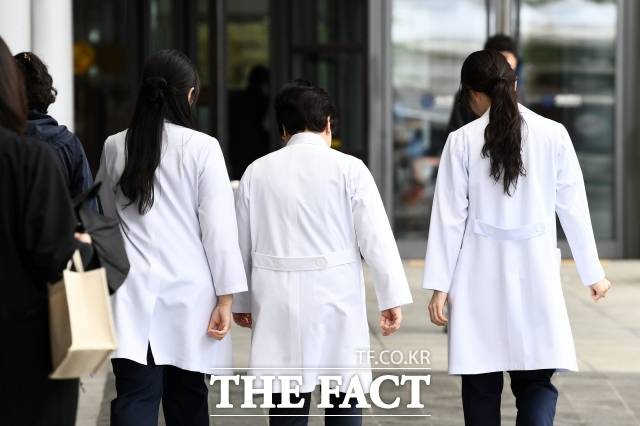 대한공중보건의사협의회는 2일 지난해 2월부터 올해 5월까지 현역병 또는 사회복무요원으로 입영한 의대생 수는 총 3375명이라고 밝혔다. 사진은 연세대학교 의과대학 전경./서예원 기자