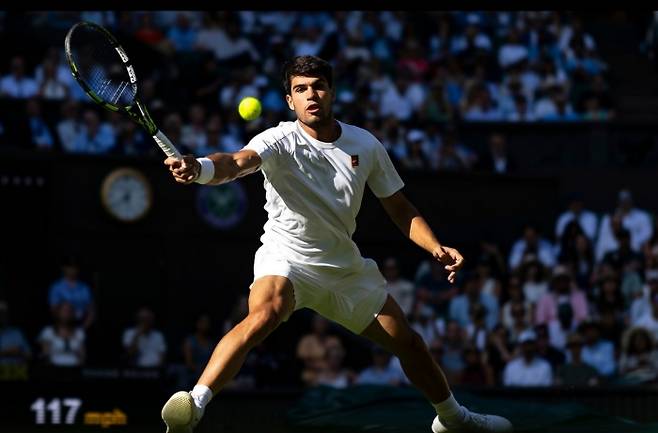 디펜딩 챔피언 카를로스 알카라스가 4일 2025 윔블던 남자단식 3라운드에서 얀 레나르트 슈트루프를 상대로 리턴샷을 하고 있다. 사진/윔블던