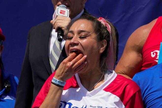 여자부 우승자 미키 수도가 핫도그를 먹고 있다. 로이터 연합뉴스