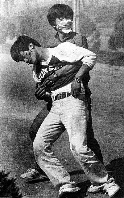 1987년 6월 9일 연세대 교문 앞에서 전경이 쏜 최루탄에 맞고 쓰러진 경영학과 2학년생 이한열(앞쪽).