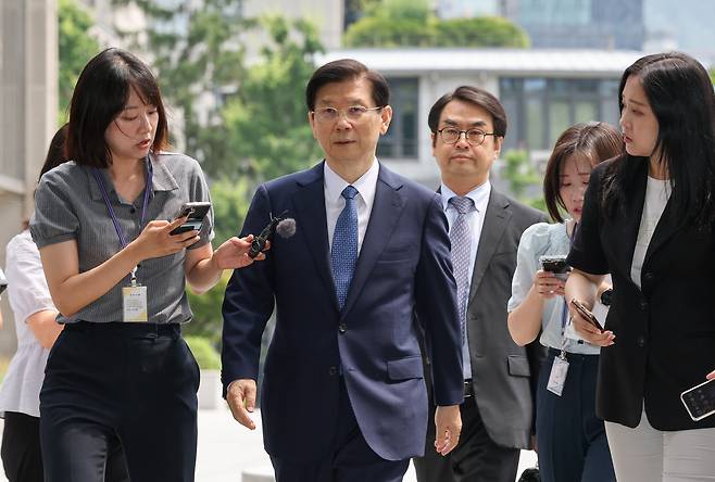 '12·3 비상계엄' 관련 내란·외환 사건을 수사하는 조은석 특별검사팀이 4일 오후 박종준 전 경호처장을 소환했다. 박 전 경호처장이 내란특검 사무실로 출석하고 있다. /박성원 기자