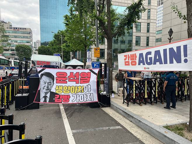 5일 오전 윤석열 전 대통령이 내란 혐의 관련 특별검사의 소환 조사를 받기 위해 서울고등검찰청에 출석하는 가운데, 이재명 대통령 지지자들이 맞불 집회를 하고 있다. /고유찬 기자
