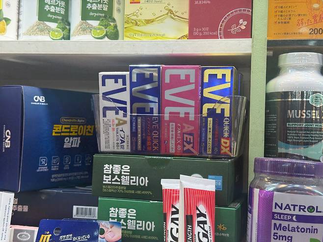 1일 서울 중구 남창동의 한 상가에서 판매중인 이브 진통제 제품의 모습. 4종 모두 국내 반입이 불가하다. /이호준 기자