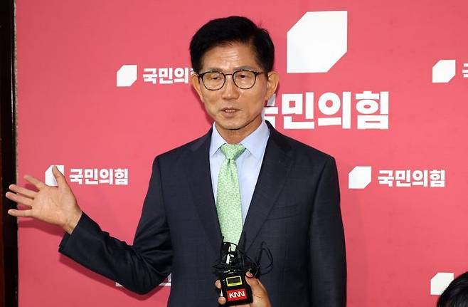 김문수 전 국민의힘 대선후보가 지난 4일 오전 서울 여의도 국회에서 송언석 비상대책위원장 겸 원내대표를 면담하고 취재진의 질문에 답변하고 있다. ⓒ 뉴시스