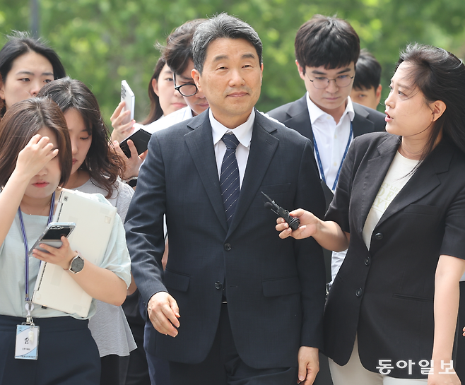 4일 오후 이주호 부총리 겸 교육부 장관이 12·3 비상계엄 선포 사건을 수사 중인 내란 특별검사팀의 조사를 받기 위해 서울 서초구 서울고등검찰청에 출석하고 있다. 장승윤 기자 tomato99@donga.com