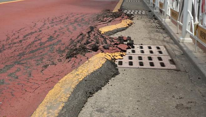 4일 울산 북구 농소초등학교 인근 도로에 아스팔트가 녹은 아이스크림처럼 훼손돼 있다. 이날 울산의 낮 최고기온은 36도였다. 울산=뉴스1