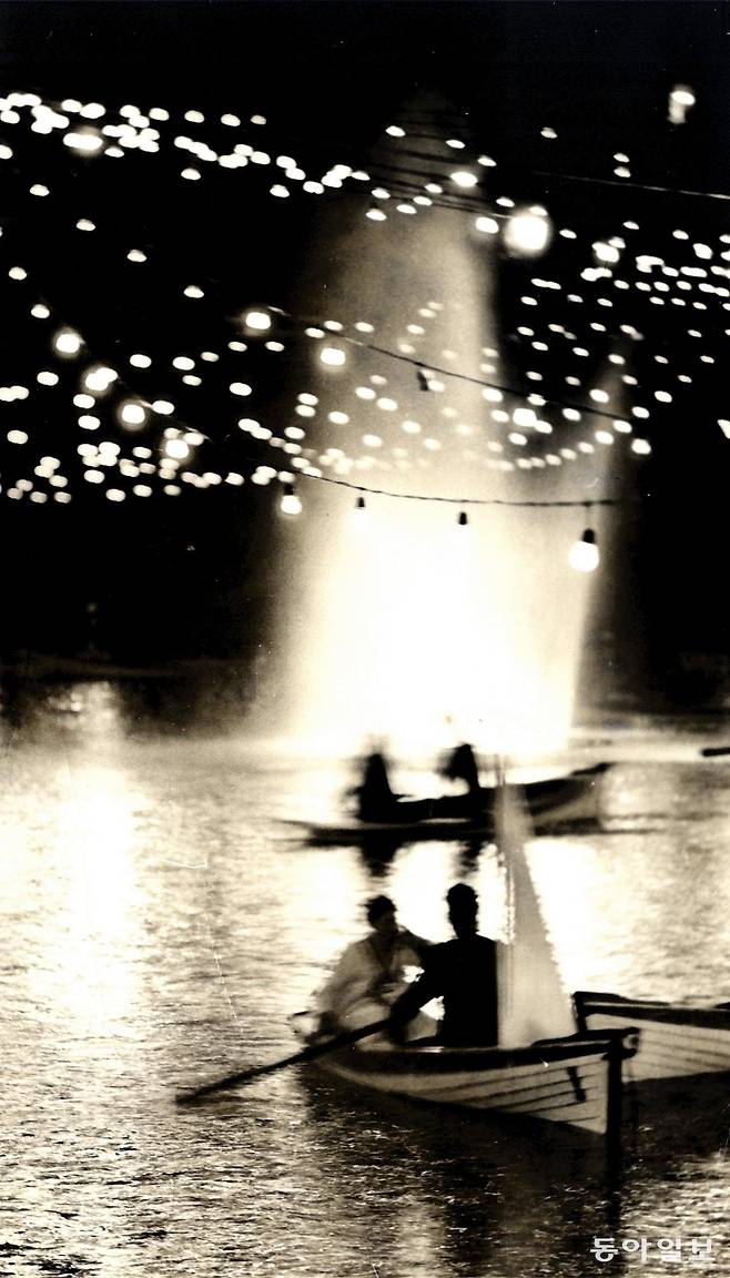 오색등 휘황한 창경원 춘당지에서 보트놀이를 즐기는 상춘객들/ 1969년 4월 16일