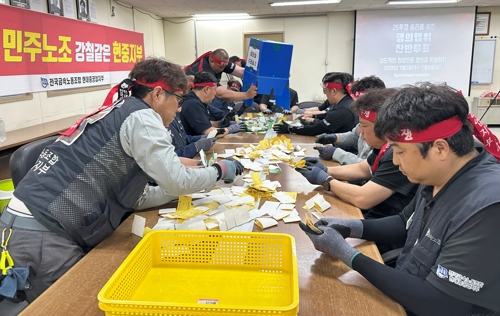 HD현대중공업 노조가 4일 노조 대회의실에서 올해 임협 난항에 따른 전체 조합원 파업 찬반투표를 개표하고 있다. 2025.7.4 [HD현대중공업 노조 제공. 연합뉴스]