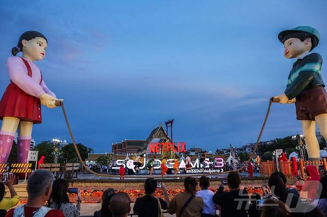 지난 30일(현지시간) 태국 방콩 시청 광장에서 열린 '오징어 게임 3' 홍보 행사에서 시민들이 줄넘기 게임을 하고 있다. 뉴스1