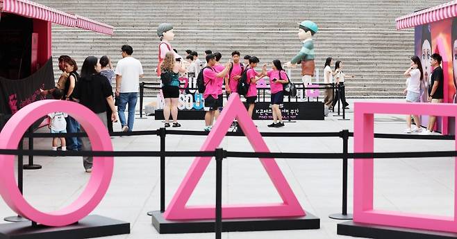 1일 오후 서울 종로구 광화문광장에 마련된 넷플릭스 시리즈 오징어게임 시즌3 팝업을 찾은 시민들이 드라마 조형물을 관람하고 있다. 뉴스1