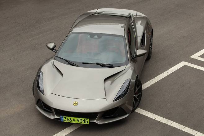 지난달 27일 경기 고양의 로터스자동차코리아 서비스센터에서 촬영한 미드십 스포츠카 에미라(Emira) 2.0 터보 외관. 로터스차코리아 제공