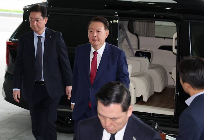 윤석열 전 대통령이 5일 오전 내란 사건을 수사하는 조은석 특별검사팀의 조사를 받기 위해 서울 서초동 서울고검으로 출석하고 있다. 김태형 기자 xogud555@hani.co.kr