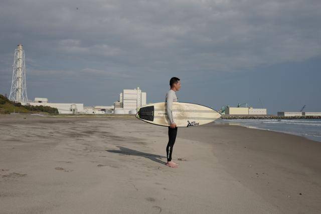 후쿠시마 제1원전 오염수가 방류됐던 인근 바닷가에서 일본 청년이 서핑을 즐기며 한가로운 일상을 보내고 있다. ⓒ정주하 작가