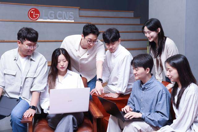 LG CNS AI센터 전문가들이 아이디어를 공유하는 모습. LG CNS 제공
