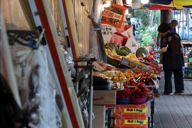 3일 오전 서울 서대문구 인왕시장에서 시민들이 장을 보고 있다. 뉴스1