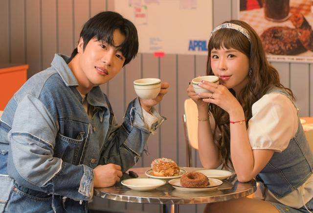 가수 신지(오른쪽)와 예비 신랑 문원. 제이지스타 제공