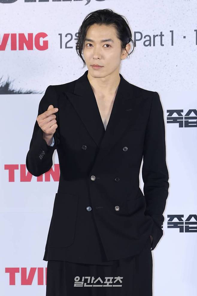배우 김재욱이 13일 오전 서울 용산구 CGV용산아이파크몰에서 열린 티빙 오리지널 시리즈 ‘이재, 곧 죽습니다’ 제작발표회에서 포즈를 취하고 있다. '이재, 곧 죽습니다'는 지옥으로 떨어지기 직전의 이재가 12번의 죽음과 삶을 경험하게 되는 인생 환승 드라마로 오는 15일 공개. 서병수 기자 qudtn@edaily.co.kr /2023.12.13/