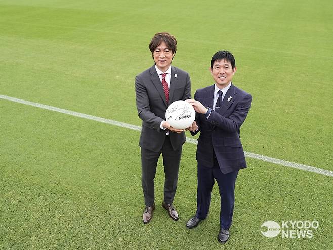지난달 26일 JFA 드림필드에서 한일 수교 60주년 기념 특별 대담을 진행한 홍명보 감독과 모리야스 감독. 사진=일본 교도통신