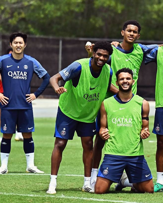 27일 팀 훈련에 참가한 PSG 이강인(왼쪽)의 모습. 사진=PSG