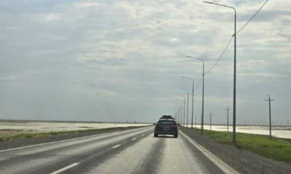 한 자동차가 카스피해 북부 저지대 도로를 달리고 있다. [사진=윤영선]