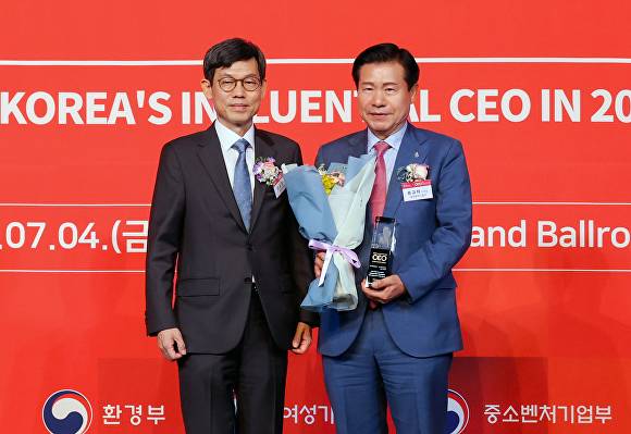류규하 대구 중구청장(오른쪽)이 2025 한국의 영향력 있는 CEO 선정후 기념촬영을 하고 있다 [사진=중구청]
