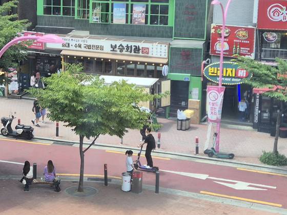 서울 마포구 '킥보드 없는 거리'에서 지난 3일 오후 한 남성이 킥보드를 타고 지나가고 있다. 전율 기자