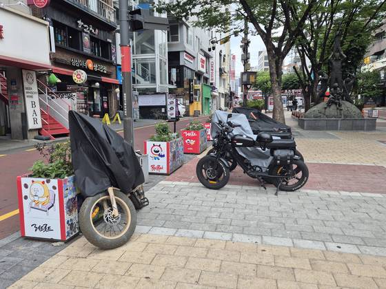 지난 3일, 서울 마포구 홍대 레드로드에 전기자전거가 주차된 모습. 전율 기자