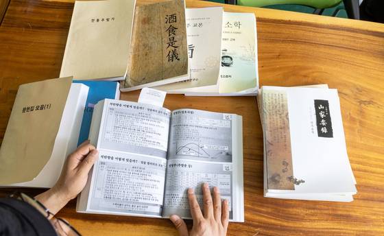 한영석 대표가 보는 옛 문헌들. 장진영 기자