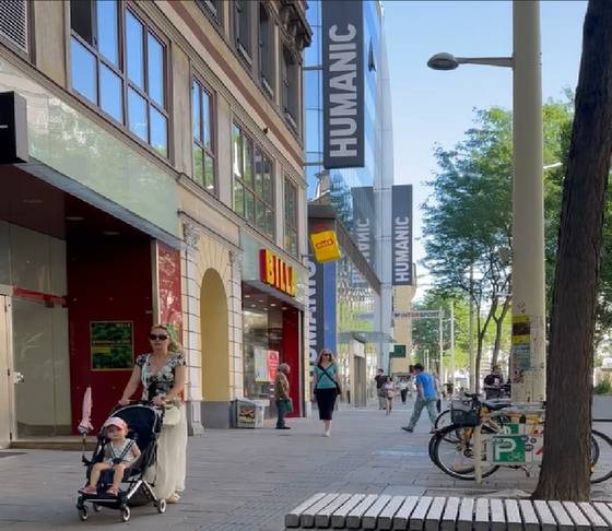 유모차를 끌고 거리로 나온 비엔나 시민. 비엔나(오스트리아)=문희철 기자