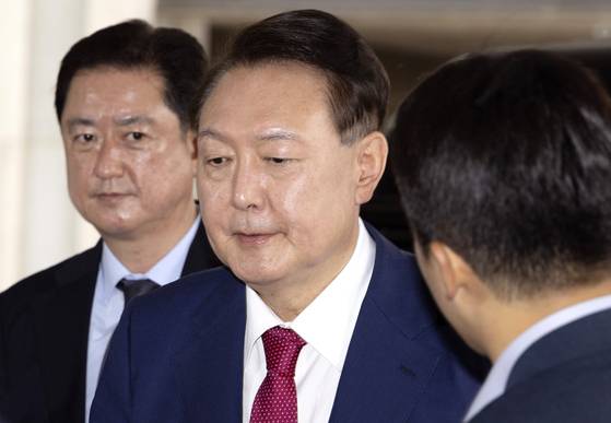 윤석열 전 대통령이 5일 내란 특검의 2차 조사를 받기 위해 조은석 특별검사팀 사무실이 있는 서울 서초구 서울고검에 출석하고 있다. 연합뉴스