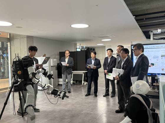 지난 5월 서울대 AI 연구원(AIIS)에서 한 대학원생이 AI 로봇을 시연하고 있다. [사진 AIIS]