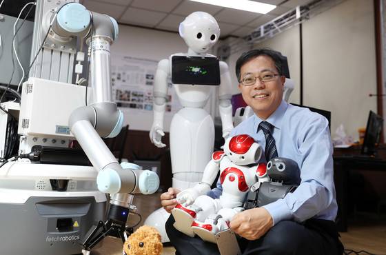 AI 로봇들을 살펴보고 있는 장병탁 원장. [중앙포토]