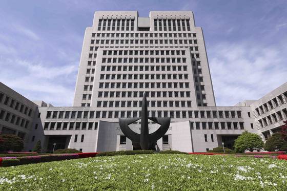 울 서초구 대법원 청사 모습. 정면에 엄태정 작가의 청동 조각 '법과 정의의 상'이 보인다. [사진 뉴시스]