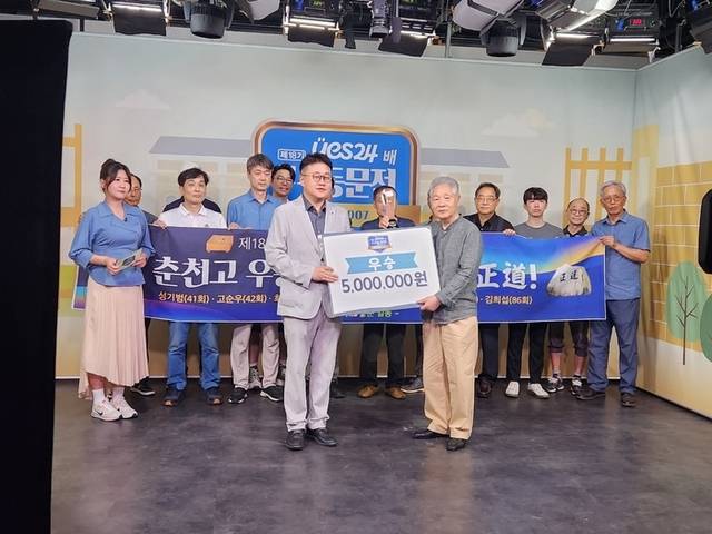 ▲ 춘천고는 5일 열린  제18기 YES24배 고교동문전 결승에서 원주고를 상대로 2대1로 승리하며 대회 첫 우승의 영광을 안았다.