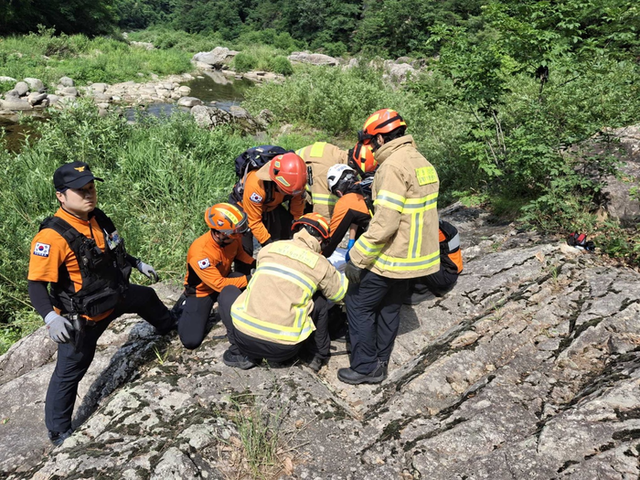 ▲ 5일 오전 8시 51분쯤 정선군 임계면 임계천 인근 야산을 오르던 60대가 20m 아래 임계천으로 추락해 숨졌다. 강원소방본부 제공