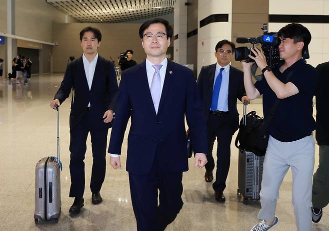 여한구 산업부 통상교섭본부장이 4일 미국과의 통상 협의를 위해 인천국제공항 제2터미널을 통해 출국하고 있다. /사진=뉴스1