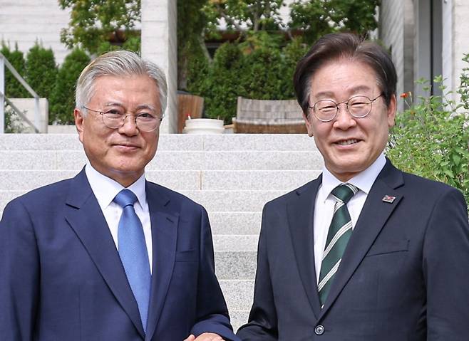 이재명 대통령(당시 더불어민주당 대표)이 2024년 9월 경남 양산시 하북면 평산마을에서 문재인 전 대통령과 기념촬영을 하고 있는 모습. /사진=뉴스1